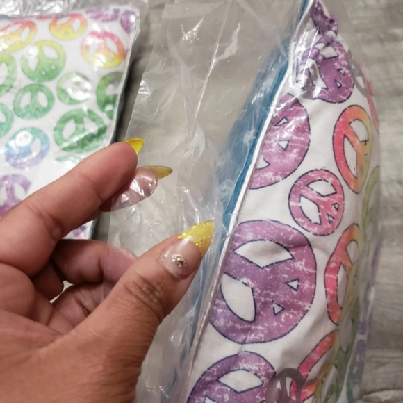 ๐๏ธ NWT Justice 2 Pillows Make A Setโ
- Picture 8 of 9